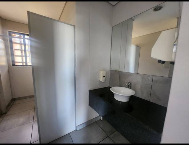 170M² OFFICE TO LET IN VORNA VALLEY